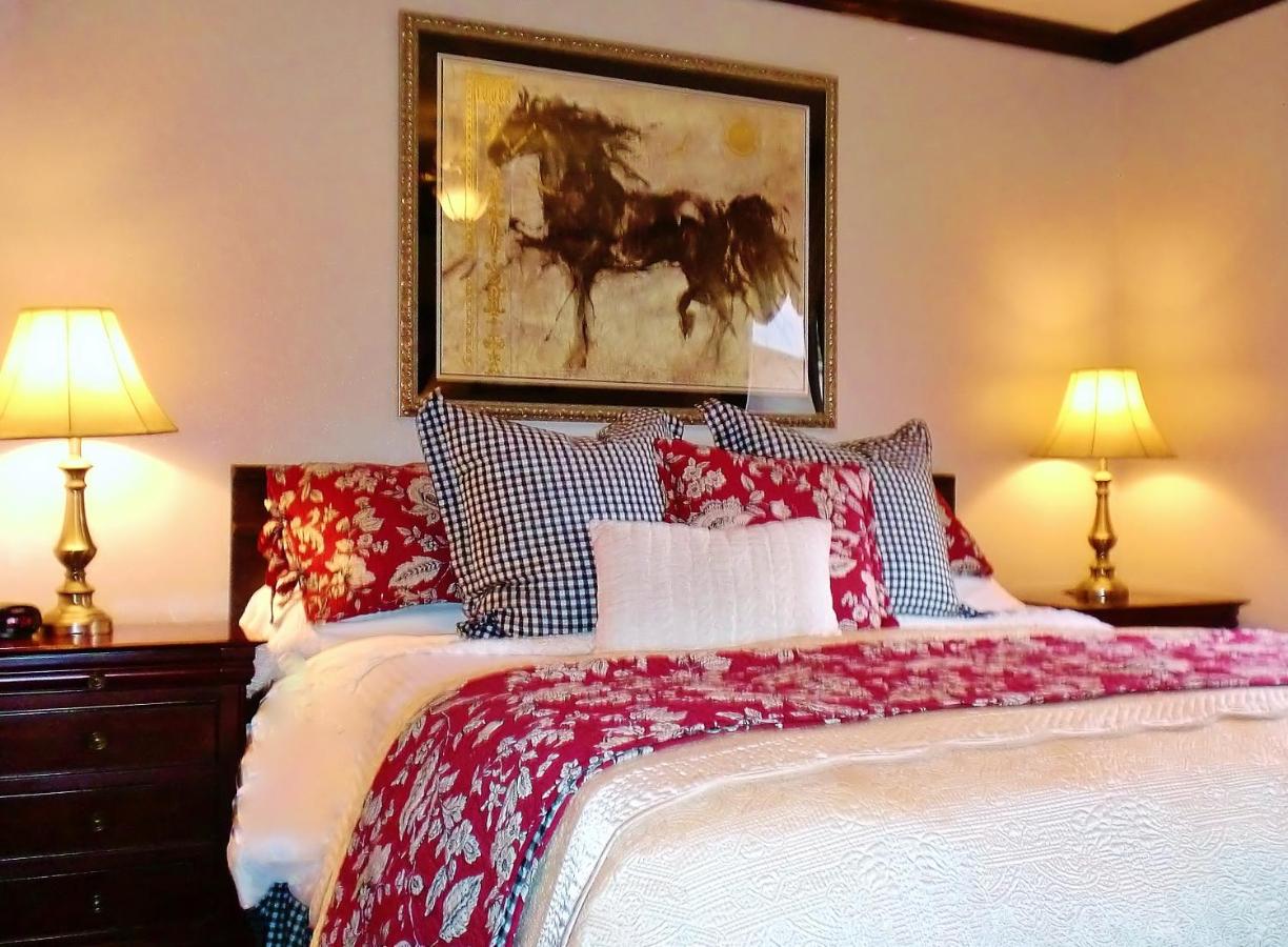 Deluxe King Room at The North Shore Inn