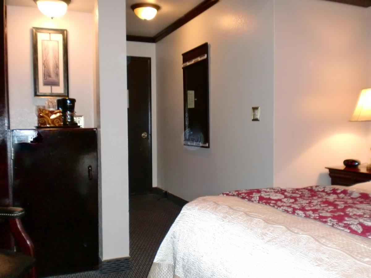 Deluxe King Room at The North Shore Inn