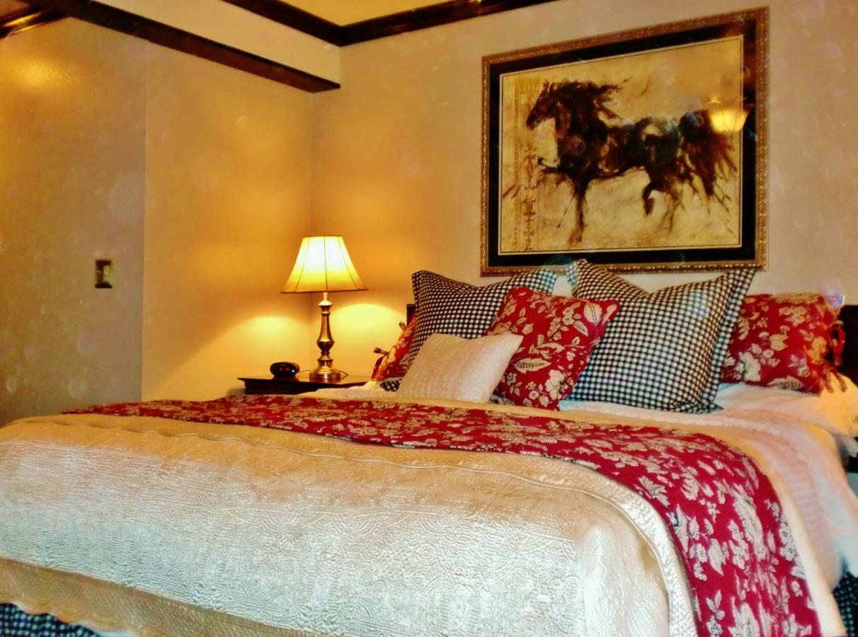 Deluxe King Room at The North Shore Inn