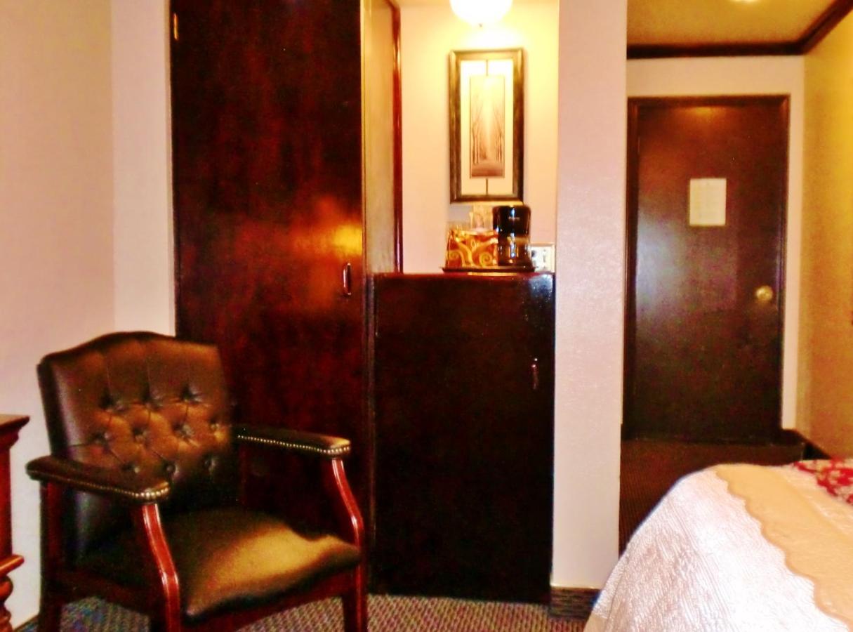Deluxe King Room at The North Shore Inn