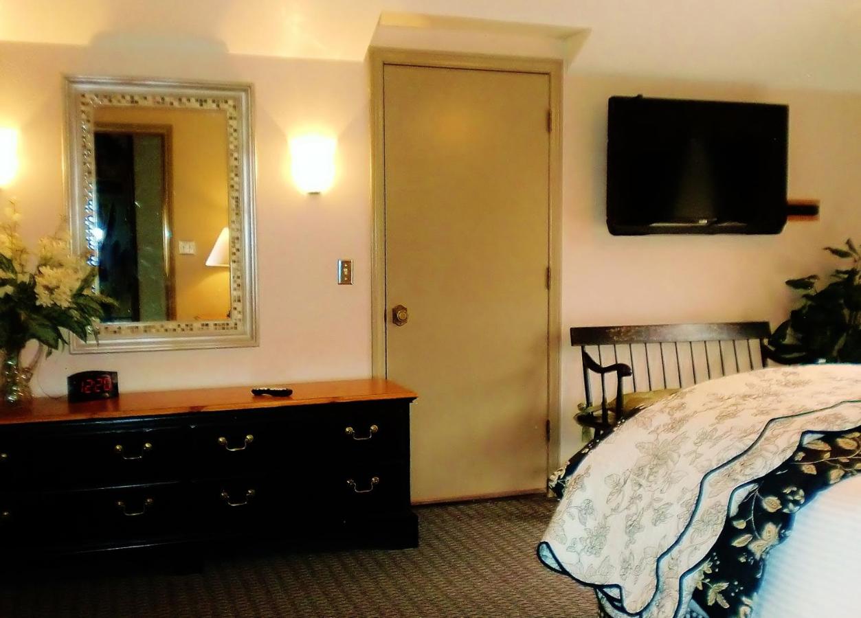 Deluxe King Suite at The North Shore Inn