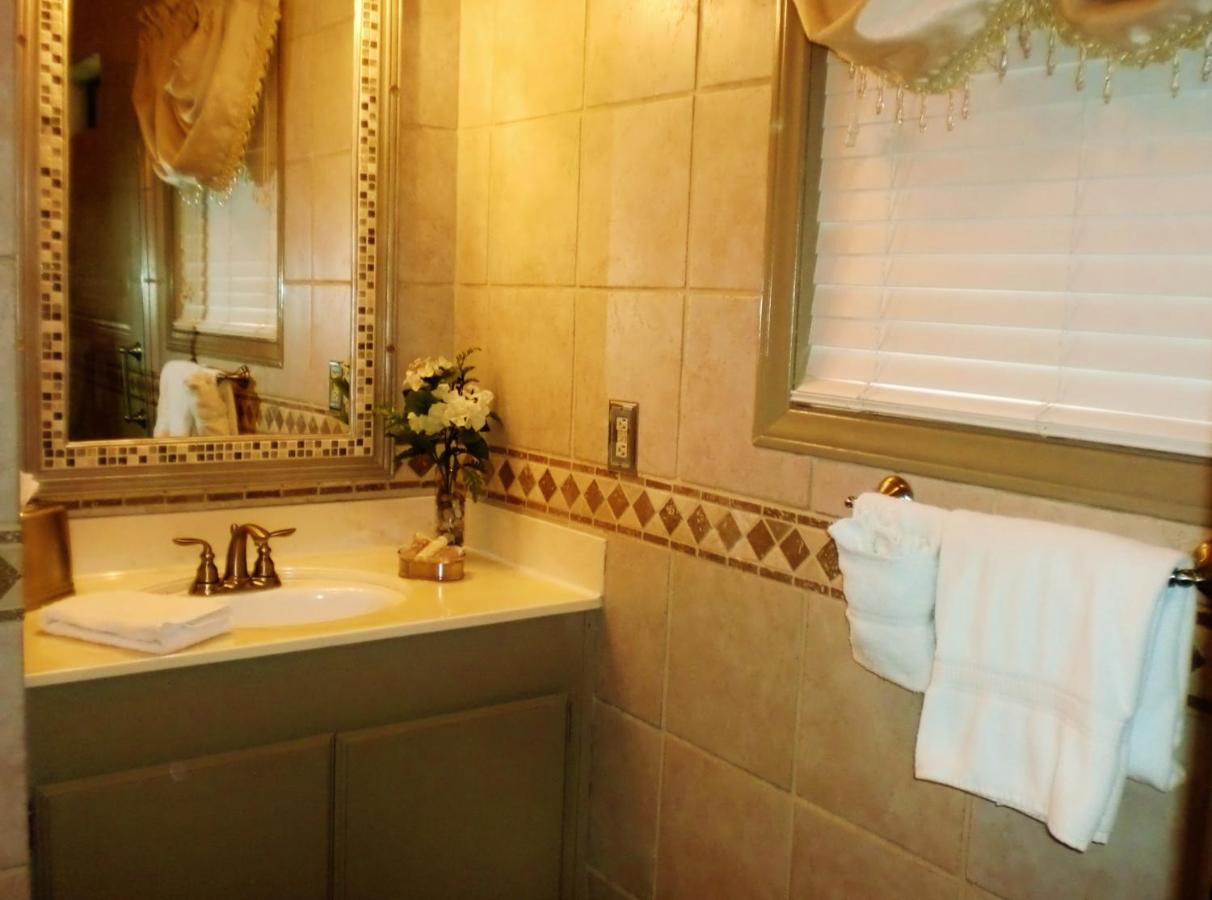 Deluxe King Suite at The North Shore Inn