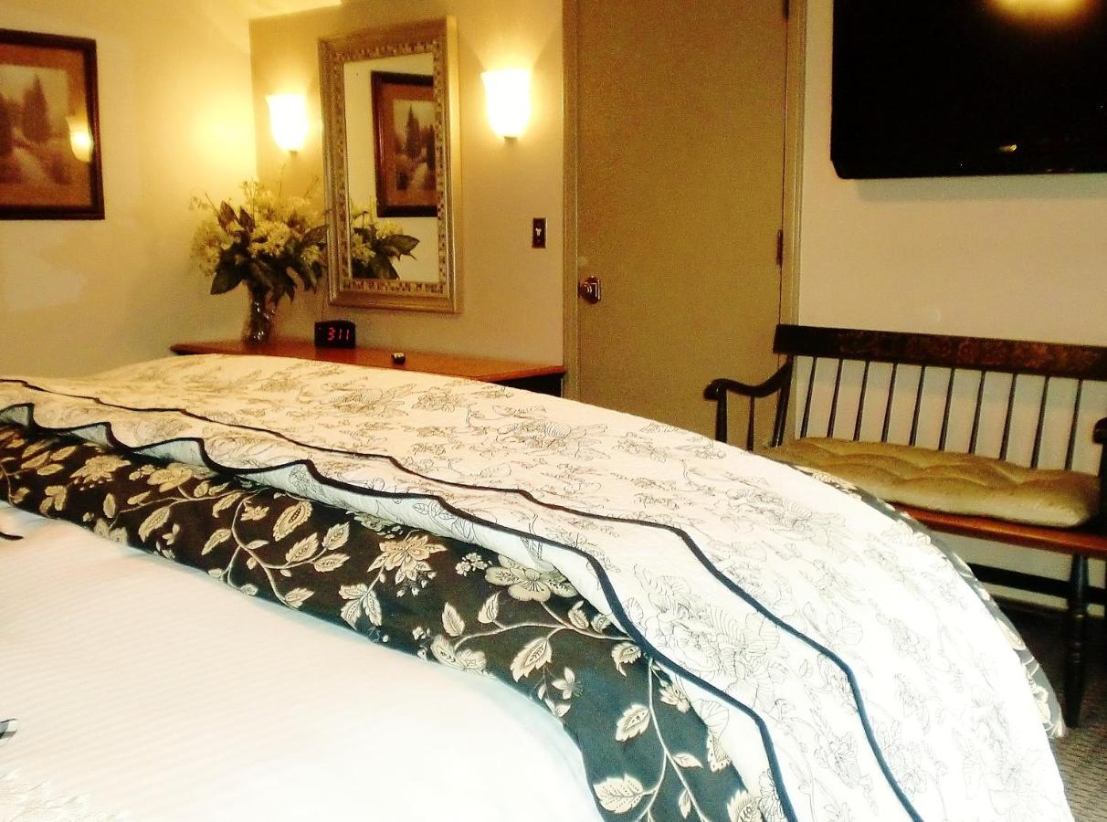 Deluxe King Suite at The North Shore Inn