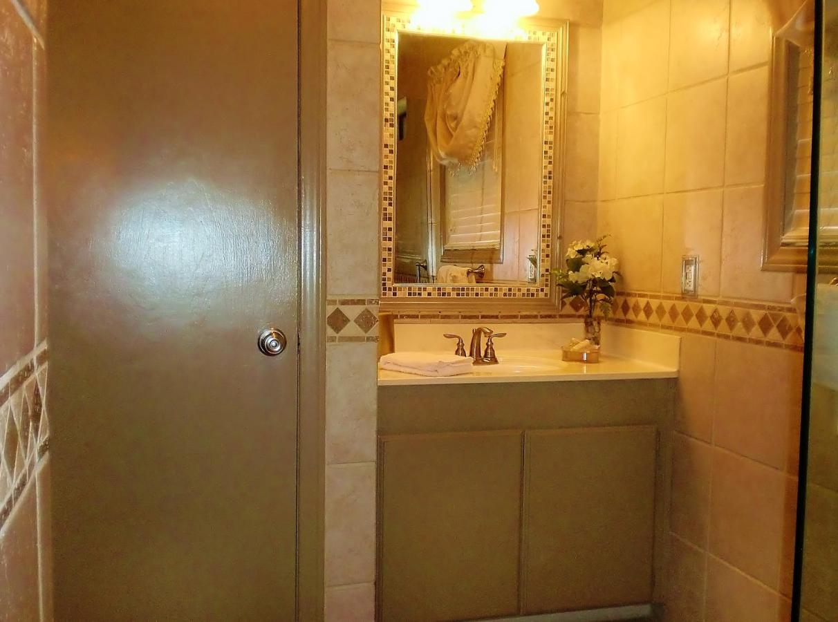 Deluxe King Suite at The North Shore Inn