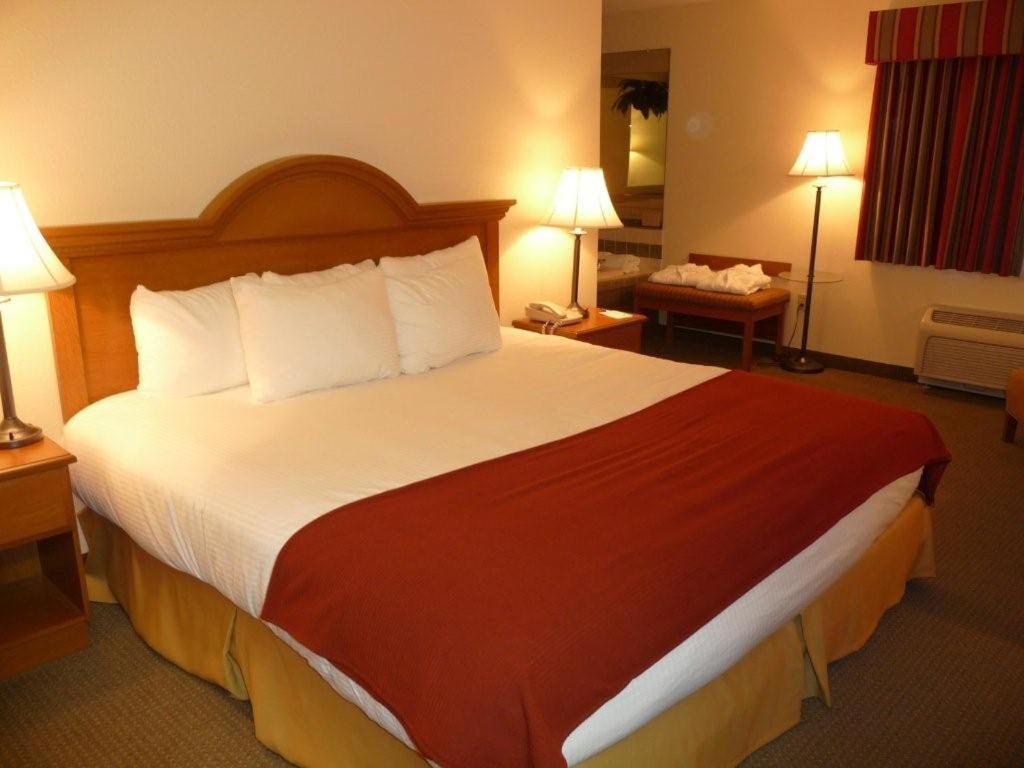 King Suite with Hot Tub - Non-Smoking at Baymont by Wyndham Indianapolis