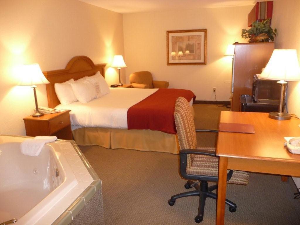 King Suite with Hot Tub - Non-Smoking at Baymont by Wyndham Indianapolis