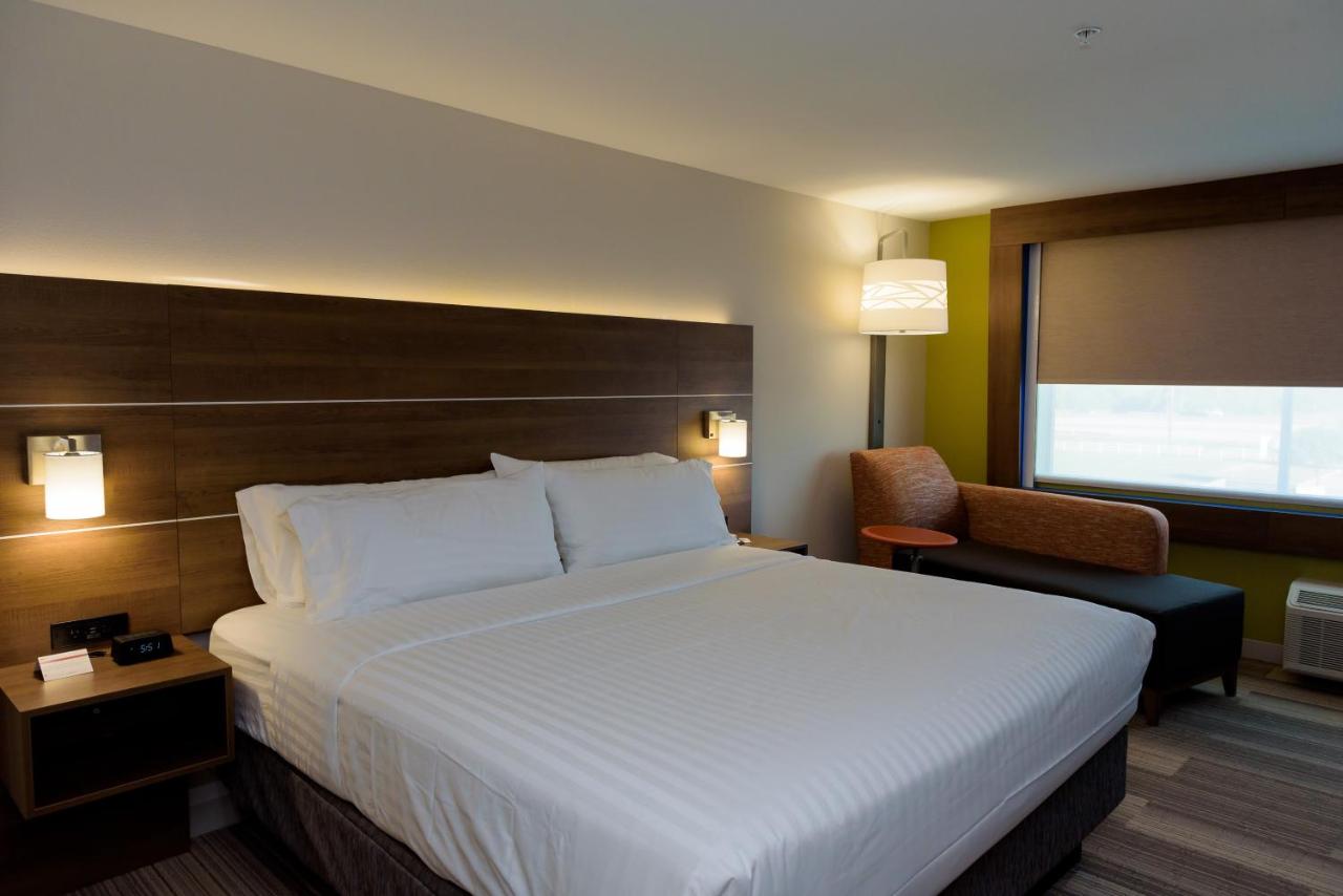King Room - Hearing Accessible - Roll-in Shower at Holiday Inn Express & Suites McKinney - Frisco East by IHG