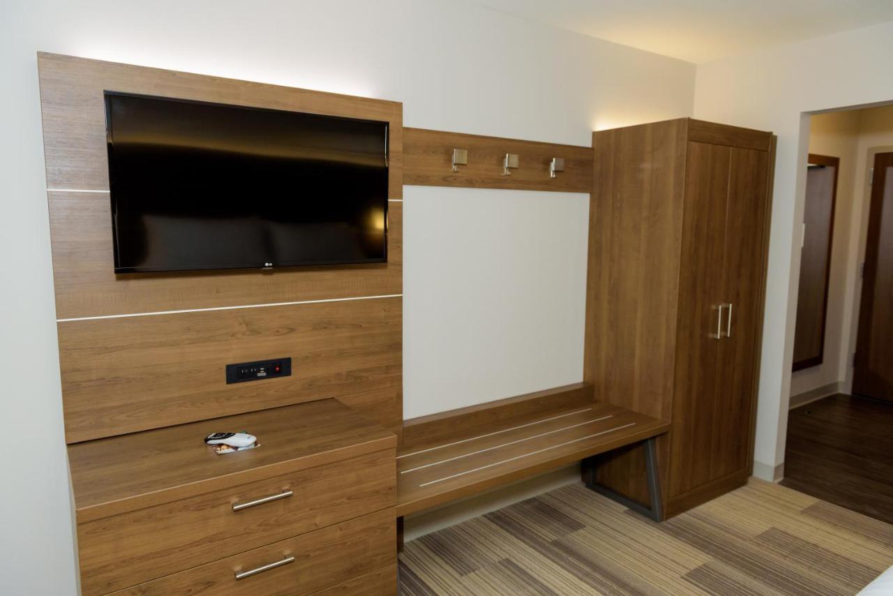 King Room - Hearing Accessible - Roll-in Shower at Holiday Inn Express & Suites McKinney - Frisco East by IHG