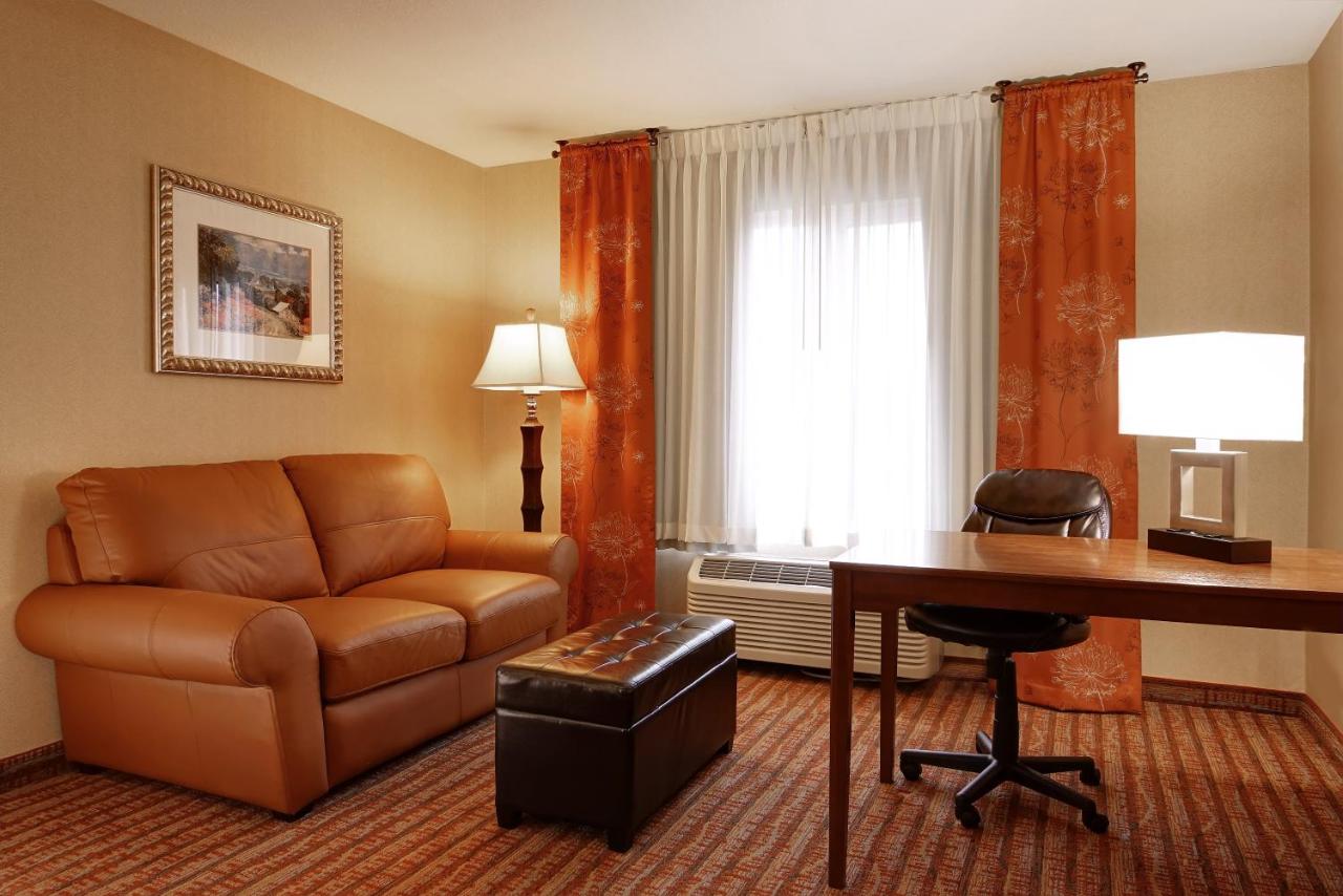 Deluxe Queen Suite at Phoenix Inn Suites - Albany