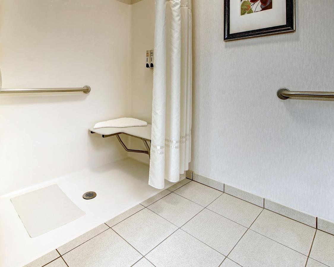 Deluxe Queen Suite at Phoenix Inn Suites - Albany