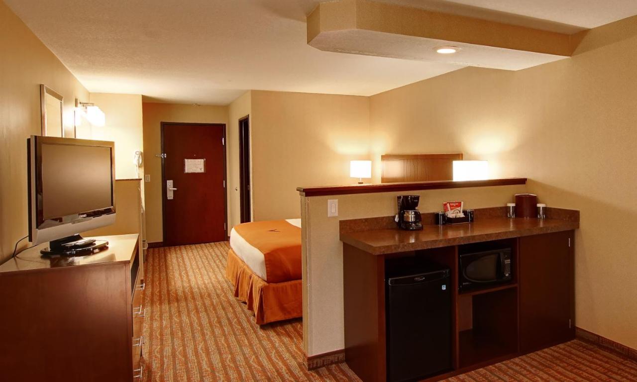 King Suite at Phoenix Inn Suites - Albany