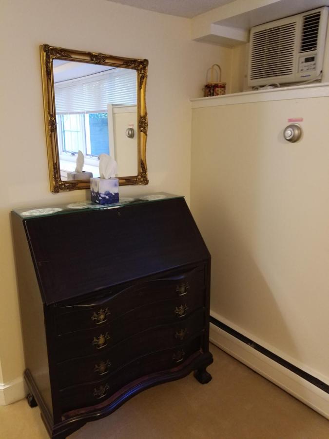 Deluxe Queen Room at 1860 House Inn and Vacation Rental Home