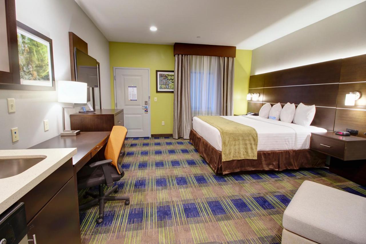 King Room at Days Inn & Suites by Wyndham Port Arthur
