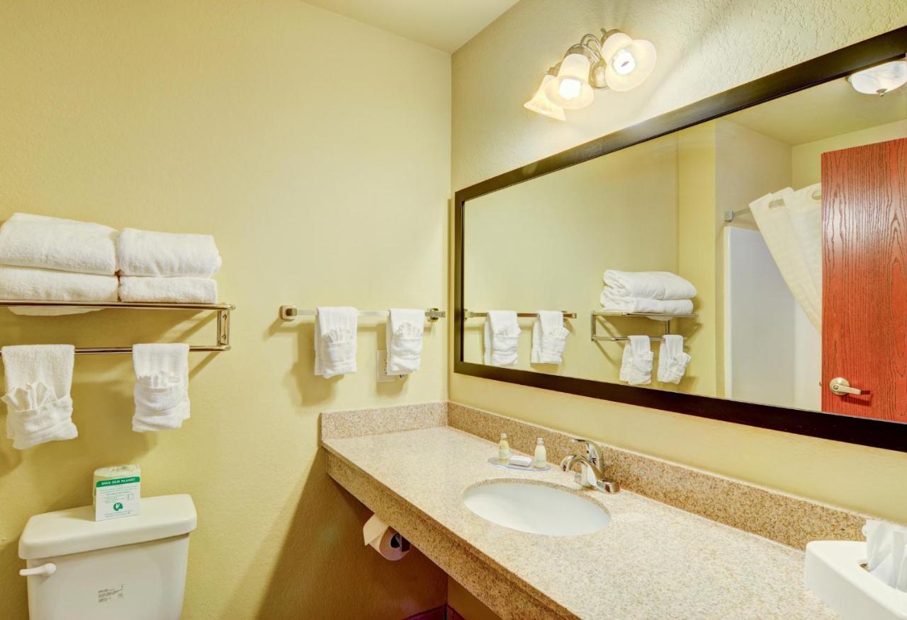 Deluxe King Room at Cobblestone Hotel & Suites - Punxsutawney