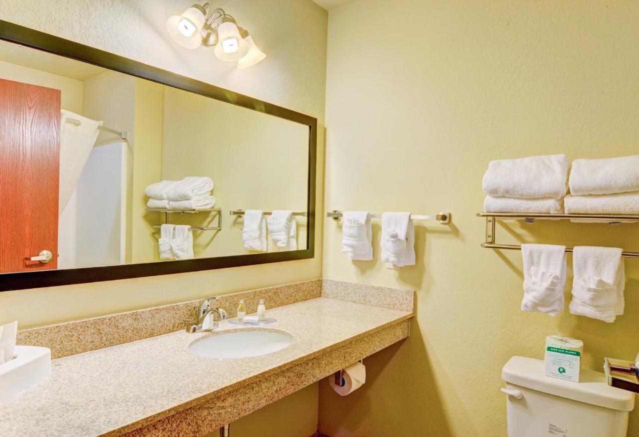 Deluxe King Room at Cobblestone Hotel & Suites - Punxsutawney