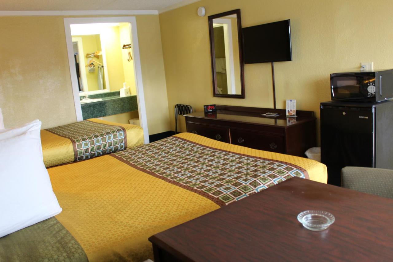 Standard Queen Room with Two Queen Beds - Smoking at Americas Best Value Inn Conyer