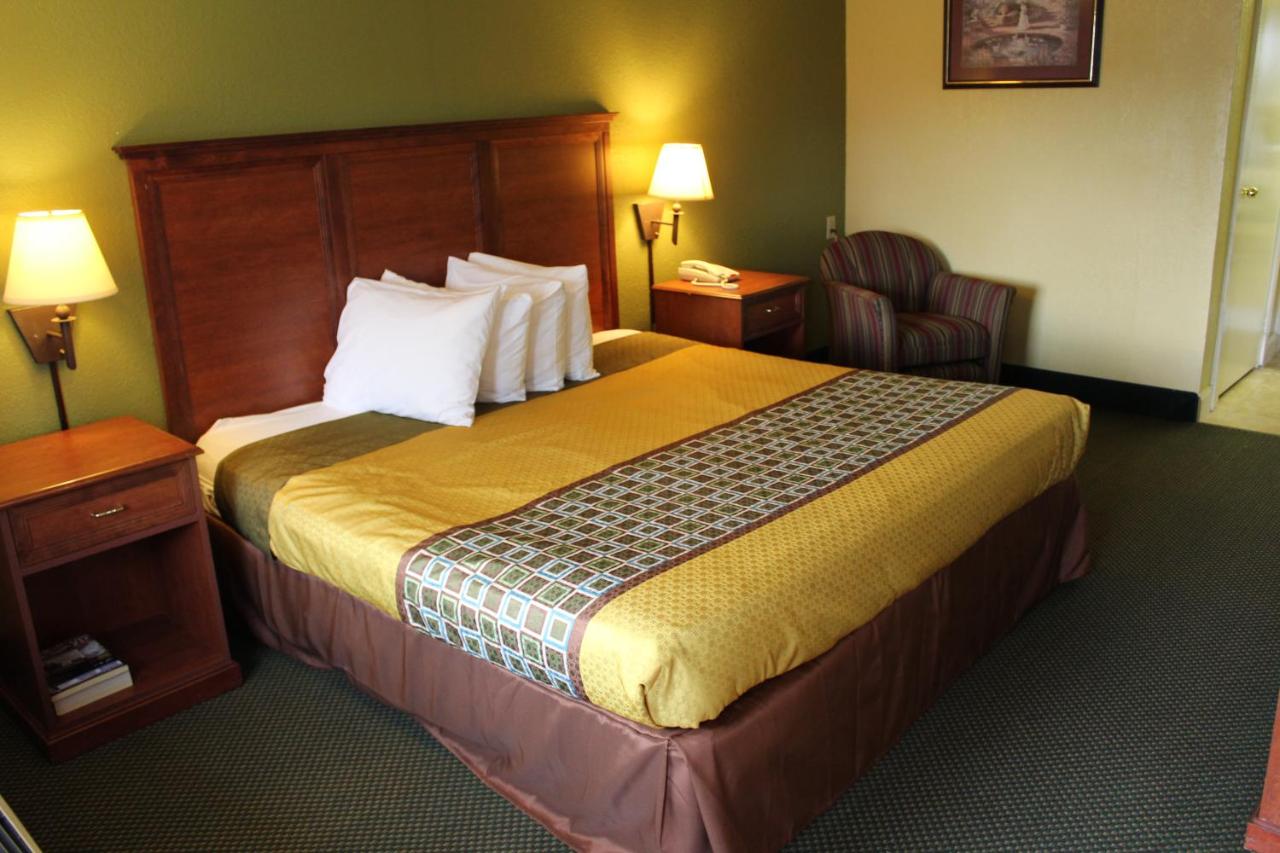 King Room - Disability Access/Non-Smoking at Americas Best Value Inn Conyer