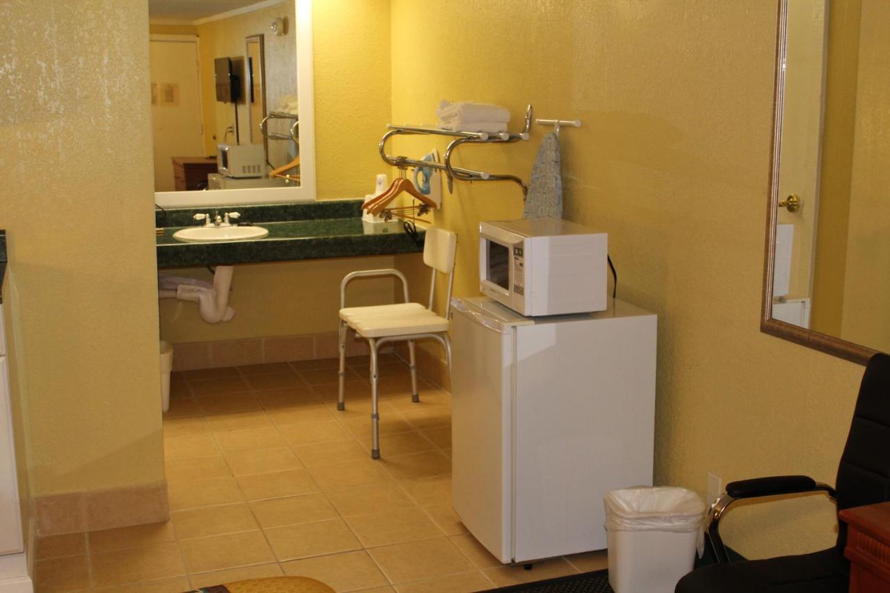 King Room - Disability Access/Non-Smoking at Americas Best Value Inn Conyer