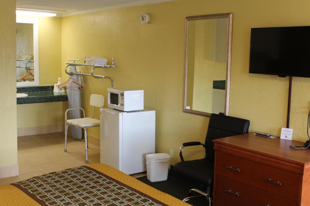 King Room - Disability Access/Non-Smoking at Americas Best Value Inn Conyer