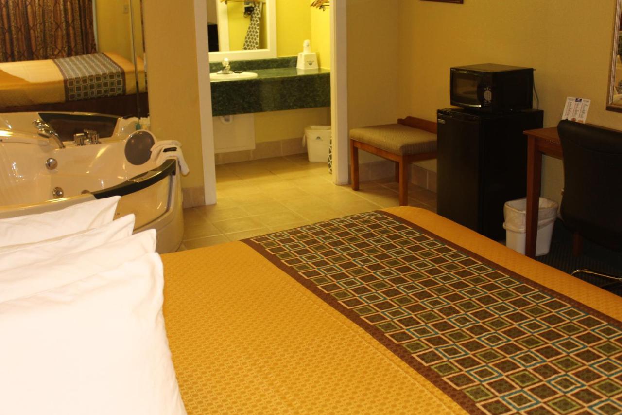 Suite with Spa Bath at Americas Best Value Inn Conyer