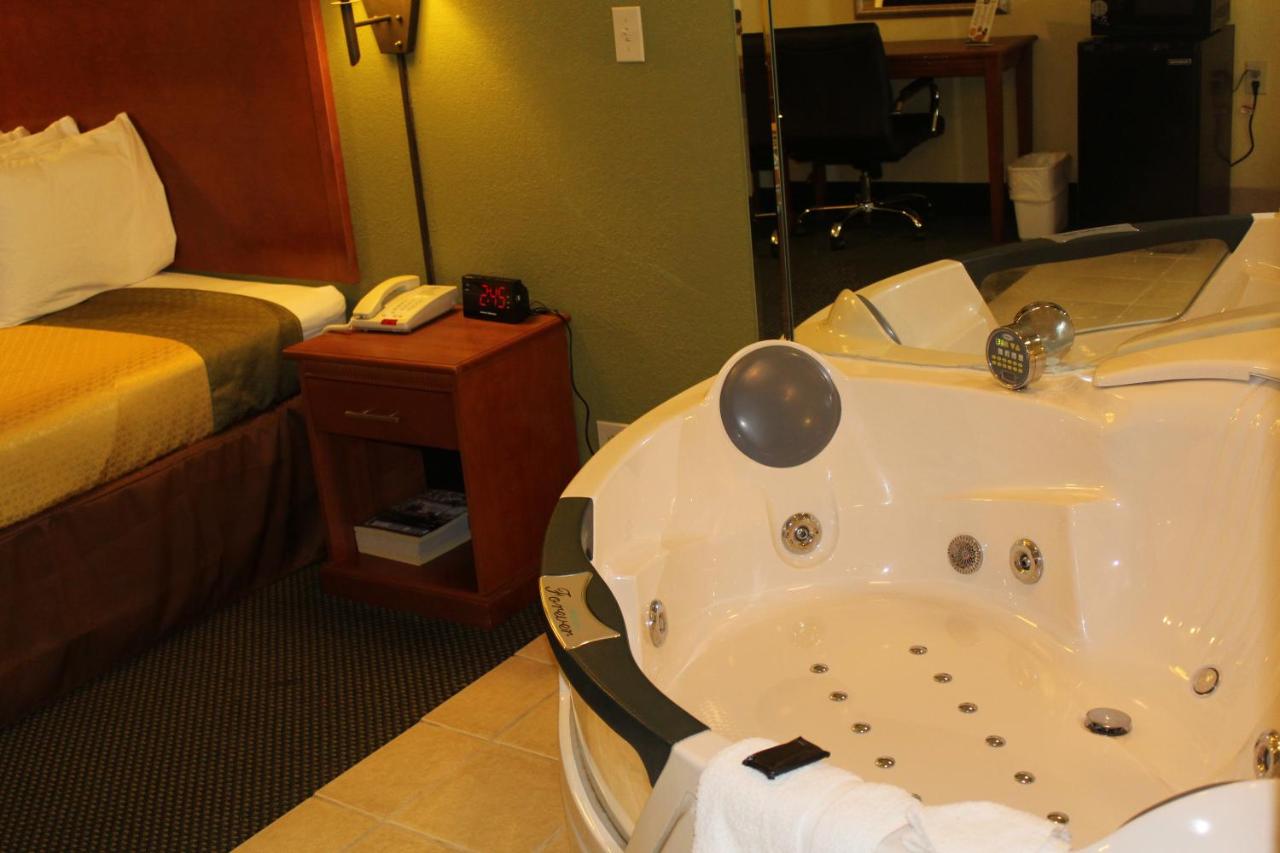Suite with Spa Bath at Americas Best Value Inn Conyer