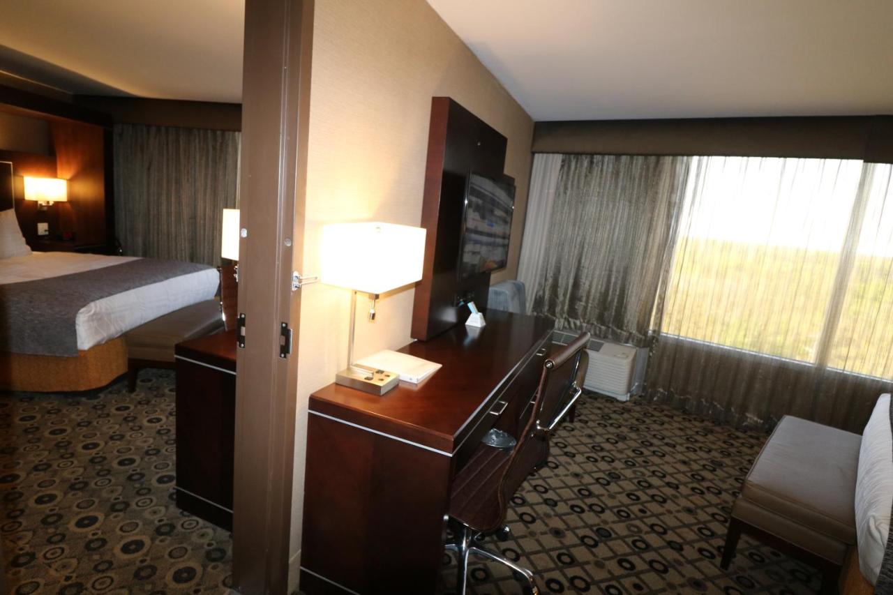 King Suite at Radisson Hotel Southfield-Detroit